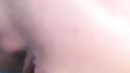 Блондинка с пирсингом в сосках и пупке насаживается киской на рычаг переключения скоростей