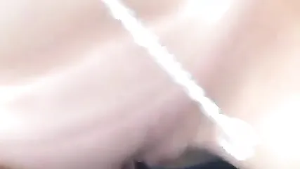 Блондинка с пирсингом в сосках и пупке насаживается киской на рычаг переключения скоростей