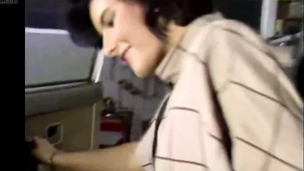 Молодой автомеханик ебет красивую сучку в машине прямо в автомастерской