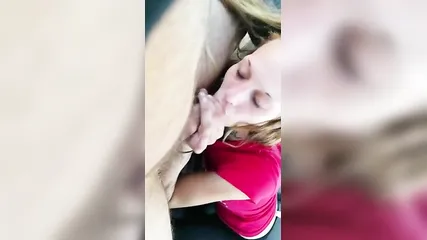 Голодная до члена блондинка жадно делает минет в машине от первого лица