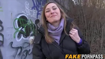 Очаровательная девушка сосет и скачет на большом члене незнакомца в его авто