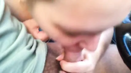 Русская брюнетка отсосала парню в машине под веселую музыку