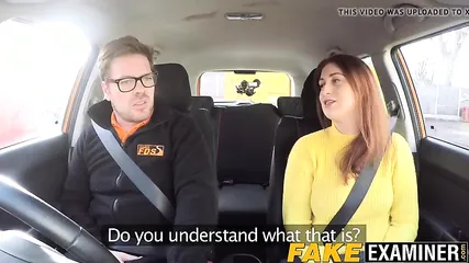 Телочка соблазнила инструктора по вождению и занялась с ним сексом в авто