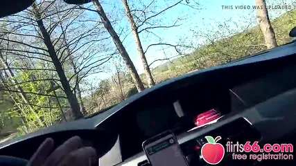 Мужик выебал зрелую незнакомку в рот в машине и в ближайшем парке