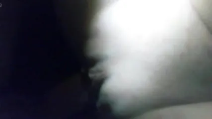 Девушку ебут в бритую киску крупным планом на заднем сиденье машины