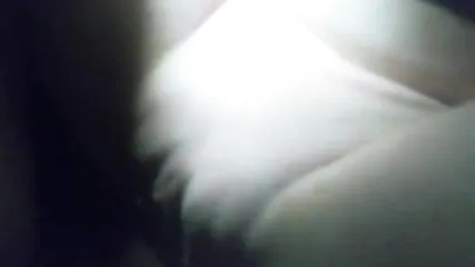 Девушку ебут в бритую киску крупным планом на заднем сиденье машины