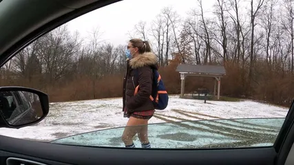 Блондинка в очках и маске красиво сосет и насаживается на член на заднем сиденье авто