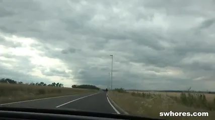 Зрелые мужики по пути развлекаются с шалавами на трассе