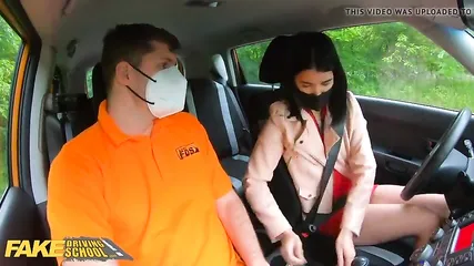 Брюнетка ебется с инструктором по вождению