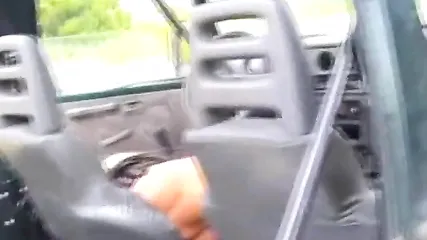 Сисястая сучка с пирсингом на половых губах дрочит в авто