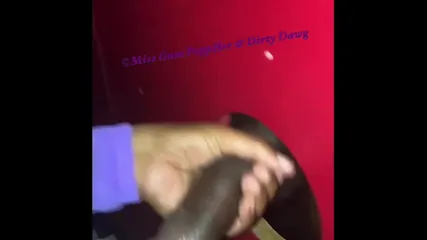 Негритянка сосет эрегированный черный хуй приятеля даже на ходу