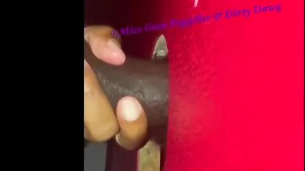 Негритянка сосет эрегированный черный хуй приятеля даже на ходу