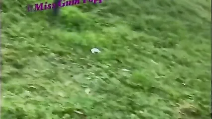 Негритянка сосет эрегированный черный хуй приятеля даже на ходу