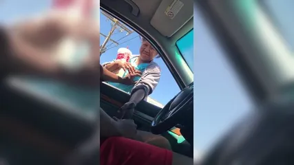 Возбужденный мужик просит зрелую женщину подрочить ему в машине