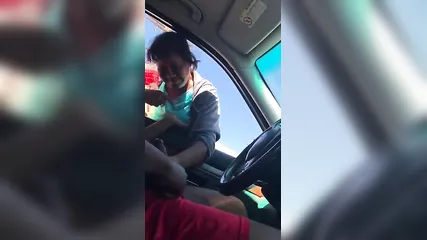 Возбужденный мужик просит зрелую женщину подрочить ему в машине