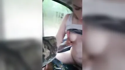 Парочка жарко чпокается на водительском сидении и снимает