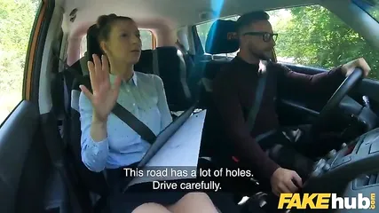 Молодой парнишка делает кунилингус и жарит в волосатую киску свою инструкторшу по вождению