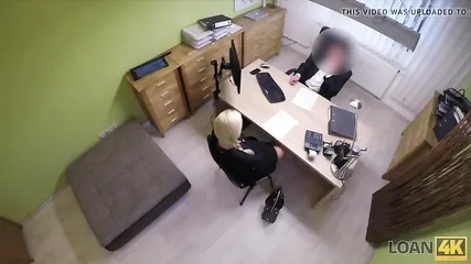 Стройная малышка с шикарной фигуркой трахается в киску с кредитором в банке на столе