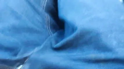 Мужик пальцами ласкает письку зрелой жены пока та сидит за рулем