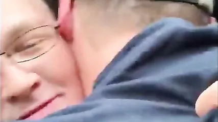 Зрелая бабенка в очках сосет и отдается молодому парню в кепке в его авто