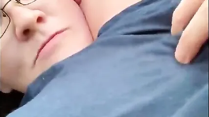 Зрелая бабенка в очках сосет и отдается молодому парню в кепке в его авто