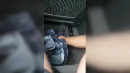 Грудастая мусульманка в машине показывает сиськи и минет делает