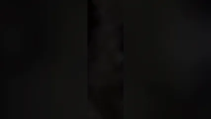 Девка с татуировкой на пояснице берется делать минет в машине