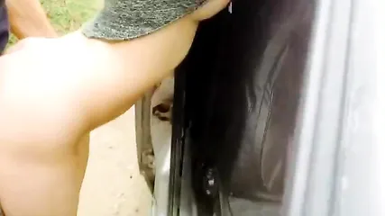 Поставил раком девку с красивой попой и поимел её