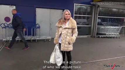 Пикапер оттрахал в машине грудастую милфу в бритую киску и голую вышвырнул на обочину