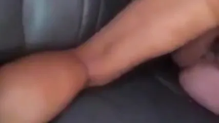 Девка в фургоне насаживается пиздой на огромный хуй