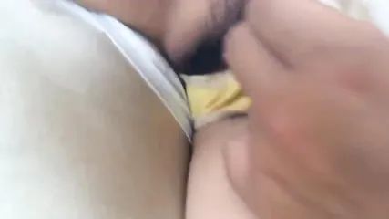 Молодой студент трахнул свою стройную брюнетку в волосатую киску в машине по пути на дачу