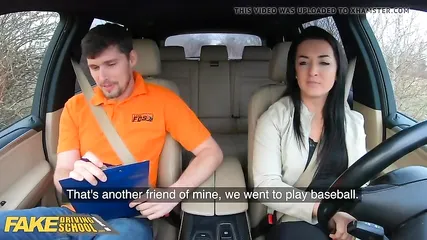 Молоденькая брюнетка отсасывает член и трахается в бритую пилотку с инспектором по вождению