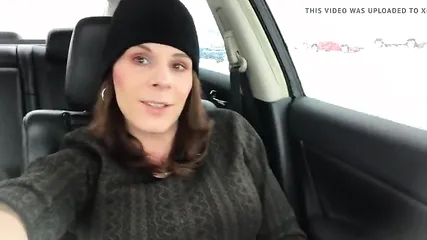 Женщина-водитель пальцами теребит промежность