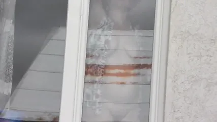 Русский парень подглядывает за тем, как голая милфа моет окно