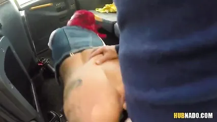 Пухленькая шлюха с большими дойками ебется в выбритую пизденку с таксистом отрабатывая проезд