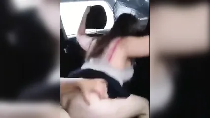 Влюбленная пара занимается сексом в машине