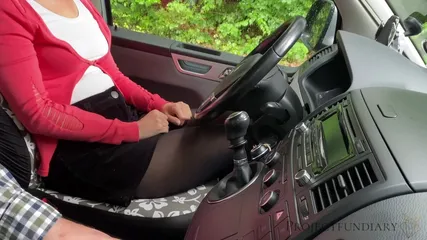 Девушке накончали на черные ботинки после секса в авто