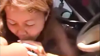 Азиатка сосет член и трахается с мужчиной в салоне автомобиля