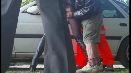 Матюрка помогает работягам кончить у авто