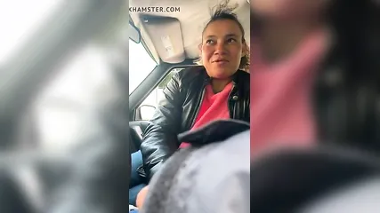 Зрелая брюнетка отсасывает хуй незнакомца за деньги