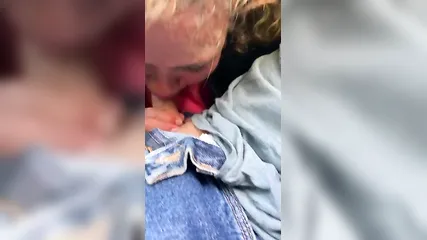 Зрелая брюнетка отсасывает хуй незнакомца за деньги