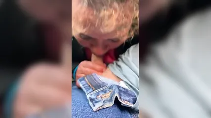 Зрелая брюнетка отсасывает хуй незнакомца за деньги