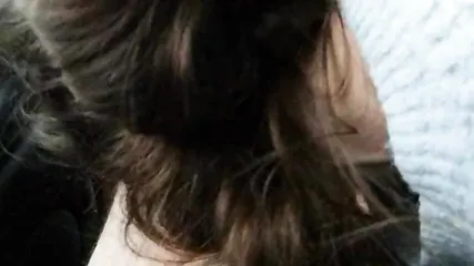 Развратная брюнетка трахается не только с мужиком, но и катается на коробке передач мандой