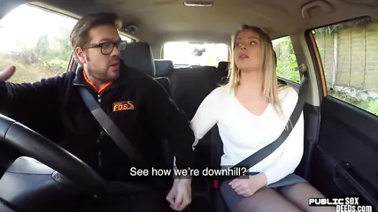 Инструктор по вождению занял грудастую блондинку сексом
