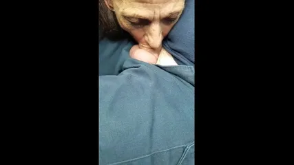 Старая брюнетка отсасывает хуй разгоряченного любовника