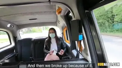 Фигуристая красотка оседлала член таксиста в позе обратной наездницы