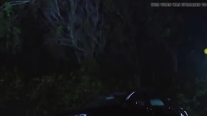 Страстный секс любовников после вечеринки в машине в публичном месте