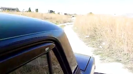 Рыжая бестия сосет член и дегустирует сперму любовника возле машины