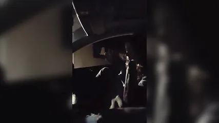 Рыжая девушка дрочит член водителя вечером в машине