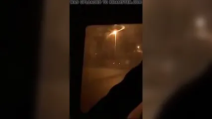 Очаровательная девушка сосет член и прыгает на нем